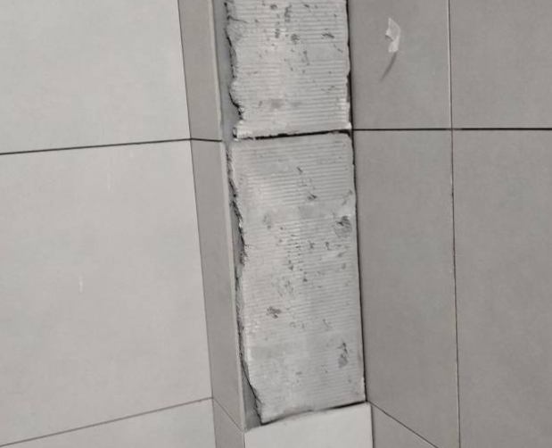 纳雍瓷砖空鼓维修公司分享下瓷砖施工前基层浇水润湿程度不足，可能导致以下问题