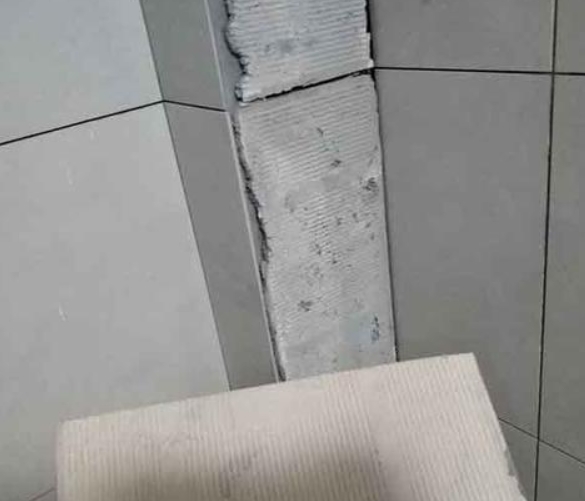 纳雍瓷砖空鼓维修公司分享下厨房瓷砖脱落的补救措施。